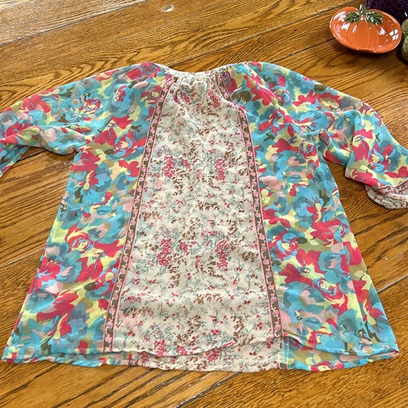 BKE Boutique polyester floral top. Size Small. Good condition. - Picture 8 of 9